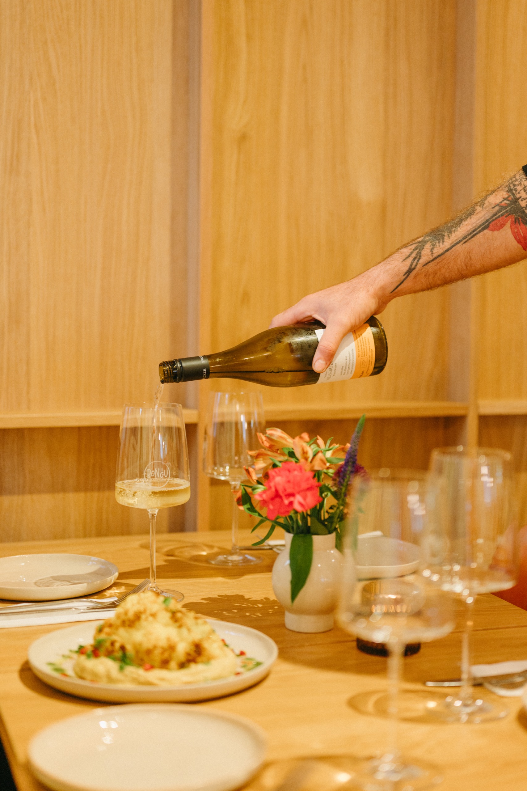 Gedeckter Tisch mit Wein
